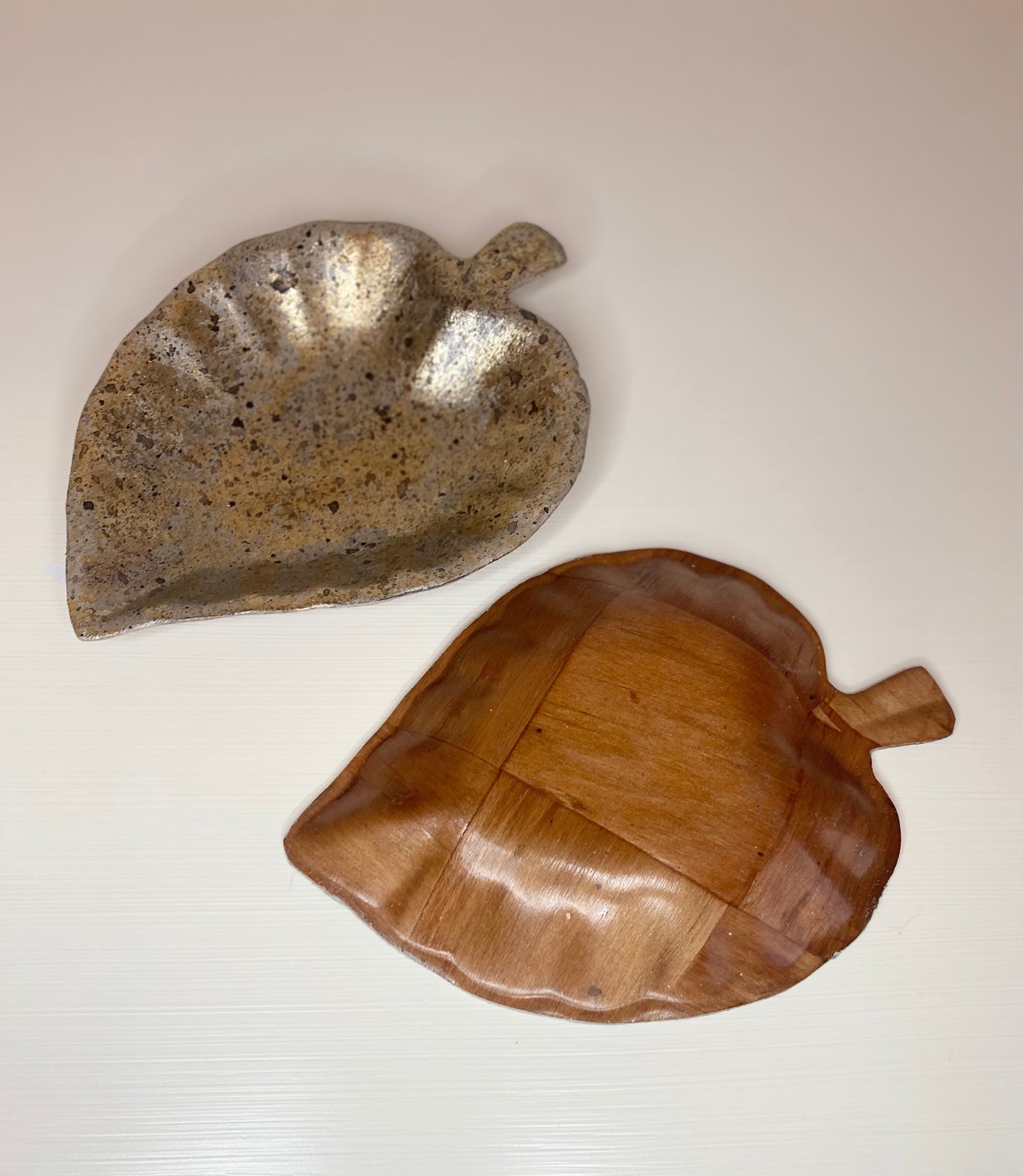 Two Leaf Design Wooden Tricket Dishes